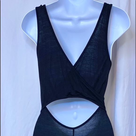 Long black dress with peep back - Picture 3 of 5